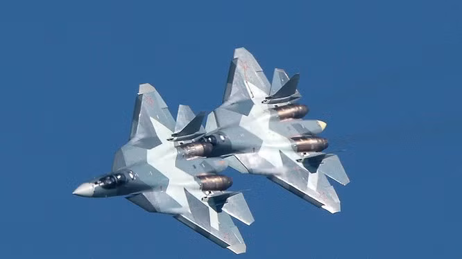 Theo giới thiệu của nhà sản xuất, tiêm kích Su-57 thậm chí còn vượt trội cả hai dòng chiến đấu cơ thế hệ 5 là F-22 Raptor và F-35 Lightning II do Mỹ chế tạo.