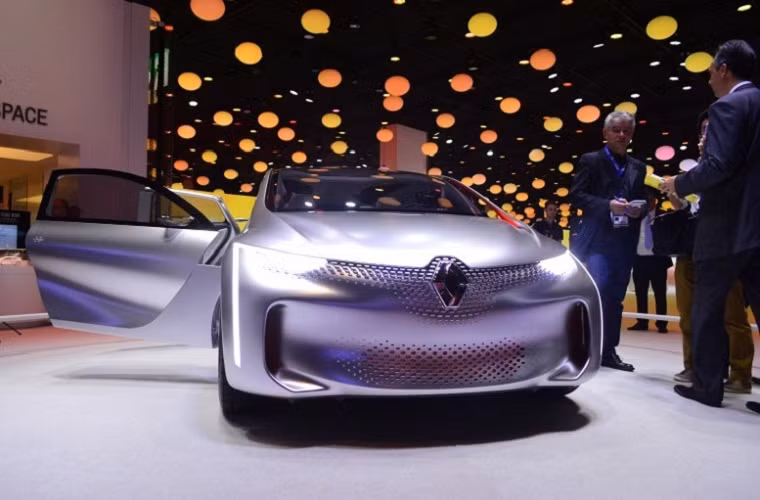 1. Renault EOLAB: Chiếc xe này cực kì tiết kiệm nhiên liệu. Ngoài ra, xe được trang bị hệ thống truyền động hybrid ZE với một động cơ ba xi-lanh 75 mã lực và động cơ điện 40 kW. Nó nặng khoảng £882 (400kg) ít hơn so với kích thước tương tự Renault Clio.