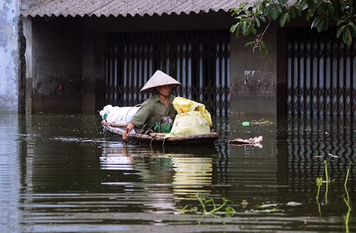 Ứng phó với ngập lụt ở Chương Mỹ, nhiều gia đình đã đóng cửa nhà di tản tạm thời đến nhà của anh chị em, họ hàng ở vùng khác cao hơn.