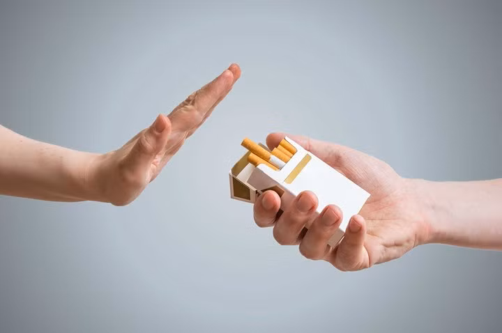 Không hút thuốc: Hút thuốc là một hành động nguy hiểm cho bạn và con bạn. Nó có thể gây thiếu cân ở trẻ sơ sinh, sinh non và dị tật bẩm sinh như hở hàm ếch. Nếu chồng của bạn hút thuốc lá, anh ta cũng nên bỏ thuốc hoặc ít nhất không hút khi có mặt bạn.