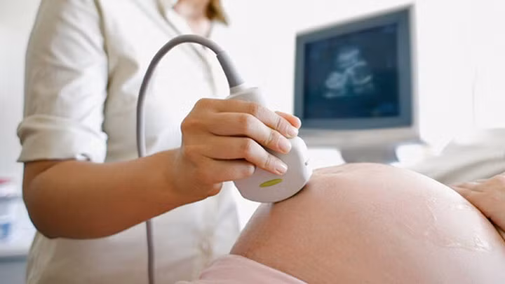 Xét nghiệm sàng lọc: Ngày nay, có rất nhiều xét nghiệm có thể được thực hiện để xác định xem em bé có bị dị tật bẩm sinh hay không. Sàng lọc thai kỳ của bạn giúp dễ dàng phát hiện ra vấn đề và có thể bắt đầu điều trị theo yêu cầu.