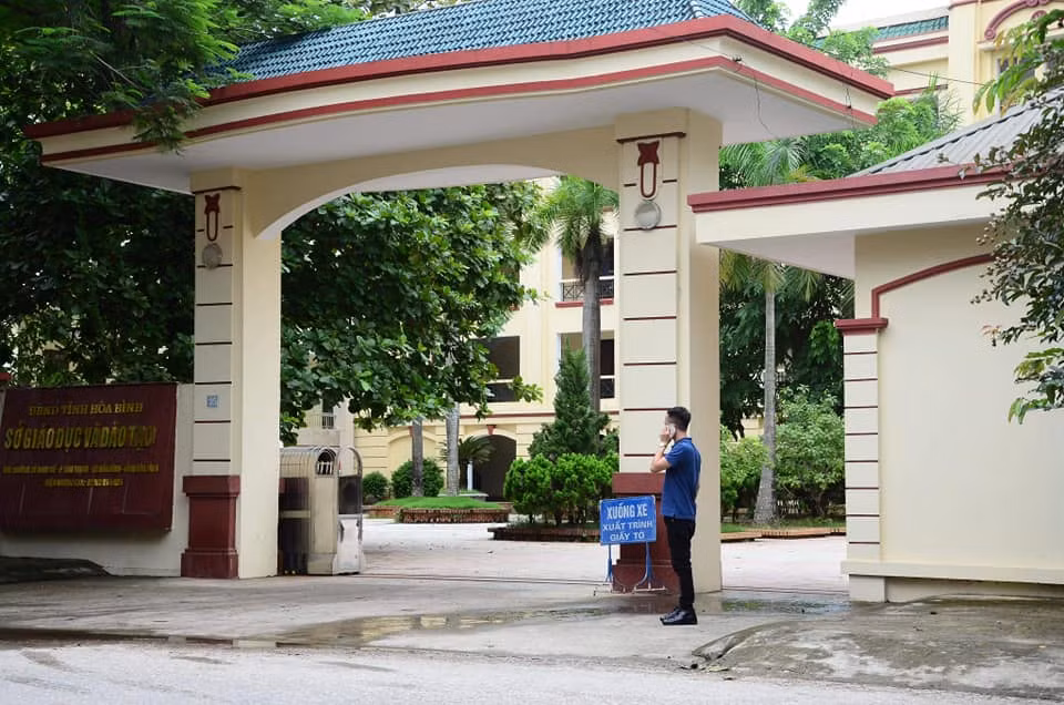 Bat thuong diem thi o Hoa Binh: 2 can bo lien quan con lai la ai?-Hinh-2