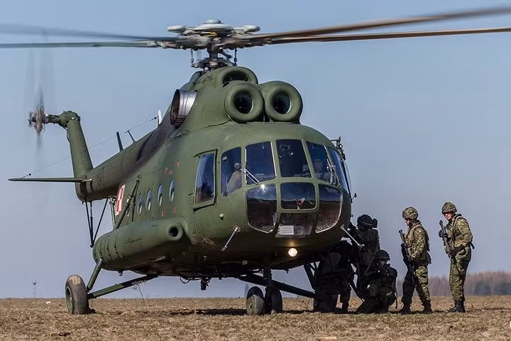 Tổ bay chiếc Mi-8 cơ bản gồm 1 phi công chính, 1 phi công phụ và một kỹ thuật viên. Ảnh: Aviationist.