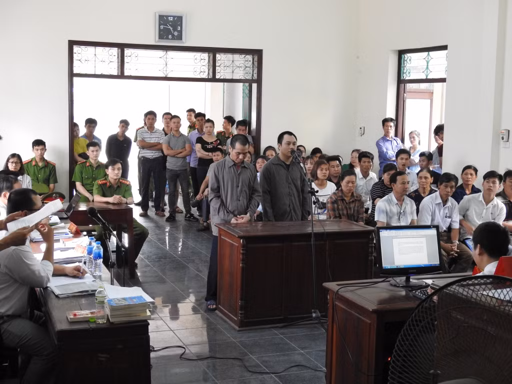 Trước đó, ở phiên xử sơ thẩm do TAND thị xã Phổ Yên (Thái Nguyên) mở đã tuyên phạt bị cáo Sơn 10 năm tù, còn bị cáo Hoàng là 8 năm tù với tội danh nêu trên. Sau phiên sơ thẩm các bị cáo đã có đơn kháng cáo kêu oan…