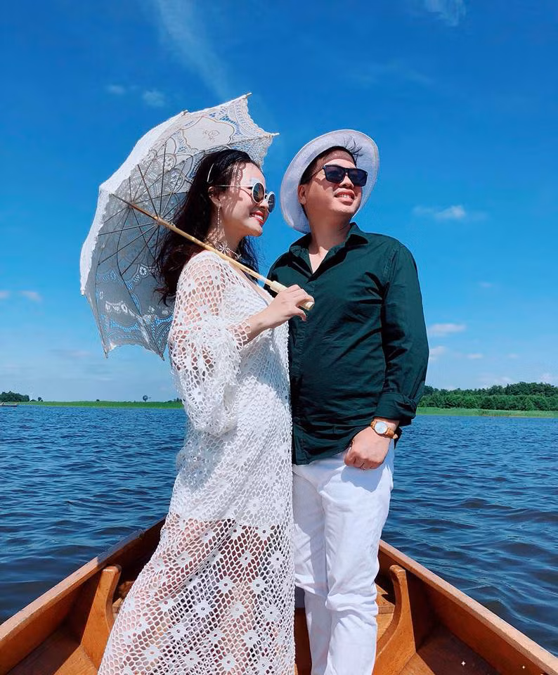 "Nhưng đúng là cái duyên do ông trời se, “ghét của nào trời trao của ấy”… Khi nên duyên vợ chồng, sống với nhau nhiều năm, tự dưng mình…không thấy anh xấu nữa. Anh đẹp dần lên trong mắt tôi. Anh ngày càng đẹp từ hình thức cho đến tính cách, sự lắng nghe, chia sẻ, thấu hiểu vợ. Đăng Dương là người chồng tuyệt vời đối với Kim Xuyến, là người đàn ông biết chia sẻ với gia đình".