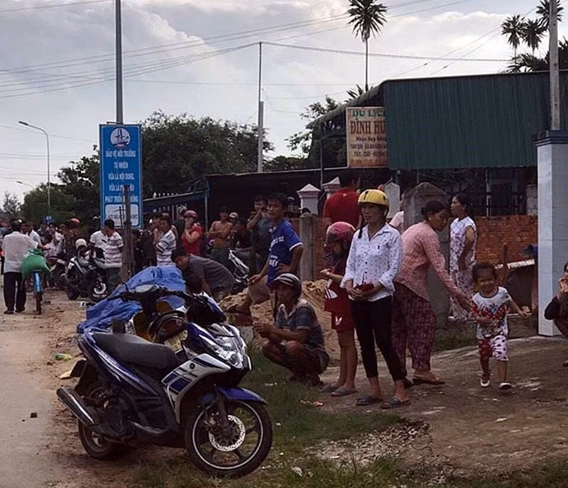 Rất đông người dân theo dõi vụ việc.