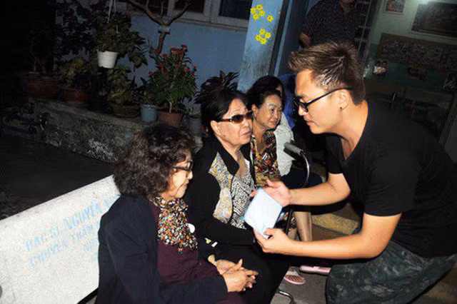 Vì anh nghĩ công khai có người tin, người không tin, quan trọng là ở cái tâm của mình.