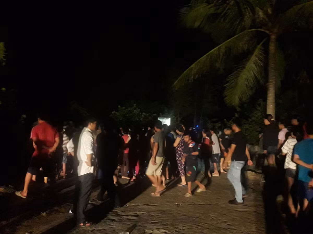 Công tác tìm kiếm nạn nhân còn lại đang gặp nhiều khó khăn do thời tiết hiện tại ở vùng biển này đang rất xấu, gió mạnh và có mưa. Công tác tìm kiếm nạn nhân còn lại đang gặp nhiều khó khăn do thời tiết hiện tại ở vùng biển này đang rất xấu, gió mạnh và có mưa.