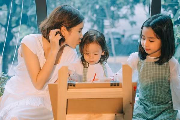 Nhan sắc ngày càng trẻ trung của "bà mẹ 2 con" Lưu Hương Giang - Hình 2 Nhan sac ngay cang tre trung cua