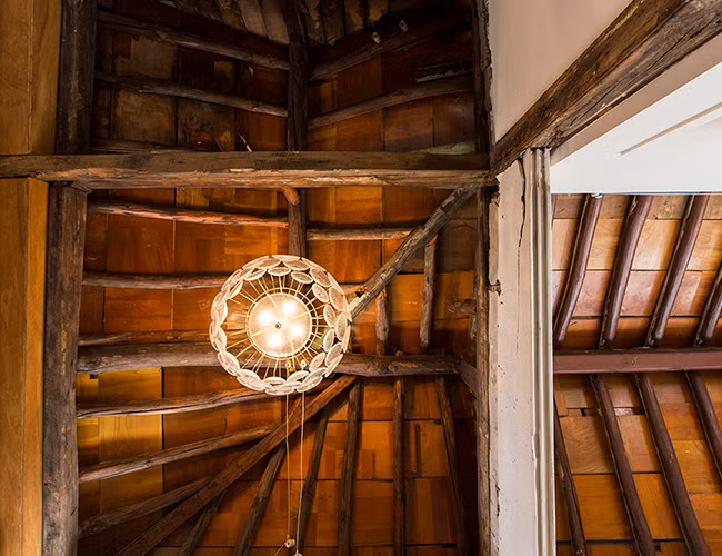 Bên cạnh đó, các căn nhà Hanok dùng một lượng lớn đất sét, không chỉ áp dụng cho các bức tường mà còn cho cả mái nhà. Đất sét giúp căn nhà mát hơn vào mùa hè và ấm áp vào mùa đông bởi thuộc tính sưởi ấm và làm mát của nó.