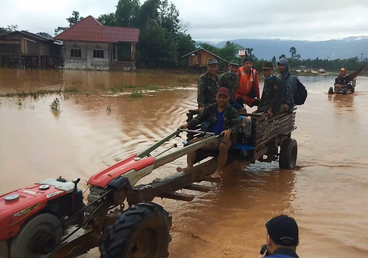 Sau ba ngày xảy ra sự cố vỡ đập thủy điện tại Lào chiều 26/7, nhiều bản làng ở huyện Sanamxay vẫn còn ngập sâu trong nước lũ bùn đỏ đục ngầu.
