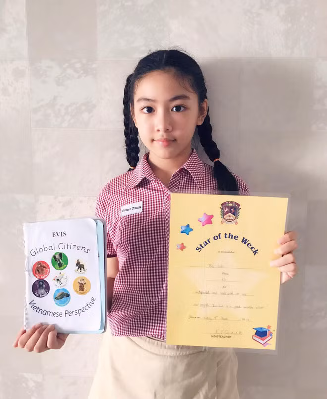 Để các con tự lập và biết làm việc nhà, vợ chồng MC Quyền Linh còn phân công hai con gấp chăn màn, tưới cây, rồi trả lương. Số tiền kiếm được hai chị em để dành riêng ra mua sách hoặc những thứ các con thích.