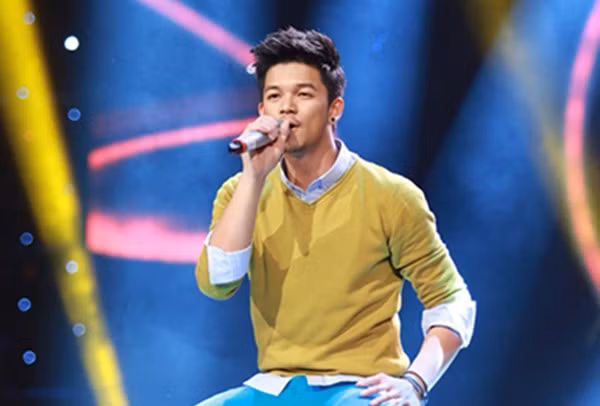 Trọng Hiếu gây ấn tượng tại Vietnam Idol 2015 với vẻ thư sinh cùng giọng hát ấm áp.
