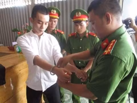 Tài xế Hiếu bị cơ quan điều tra bắt giữ. Tài xế Hiếu bị cơ quan điều tra bắt giữ.