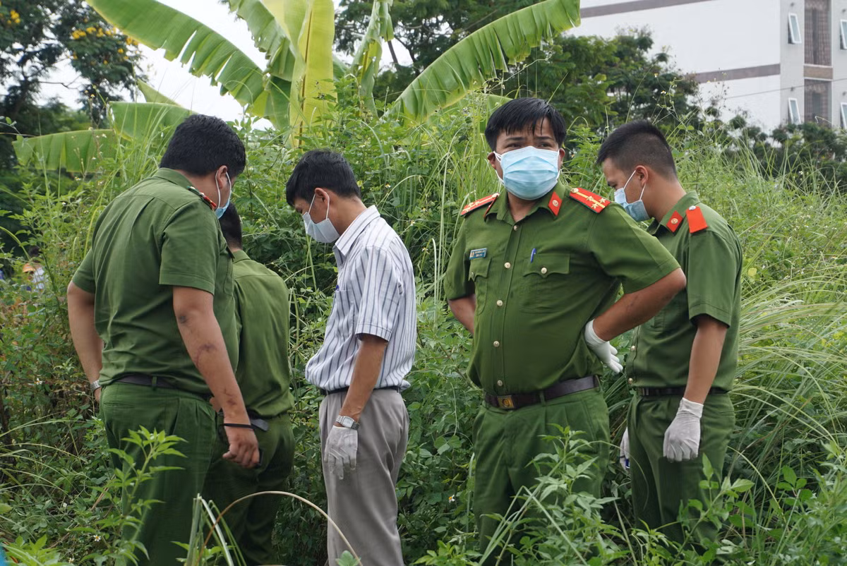 Công an khám nghiệm hiện trường.
