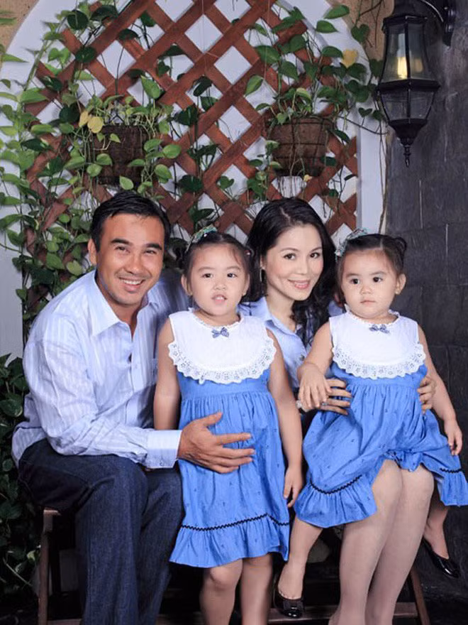 Vợ chồng MC Quyền Linh và Dạ Thảo có 2 cô công chúa là Lọ Lem và Hạt Dẻ. Mới ngày nào 2 cô bé còn đáng yêu như những cô búp bê bụ bẫm xinh xắn.