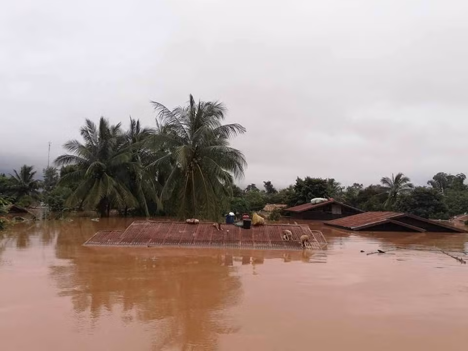 Nhà dân ngập sâu trong nước.