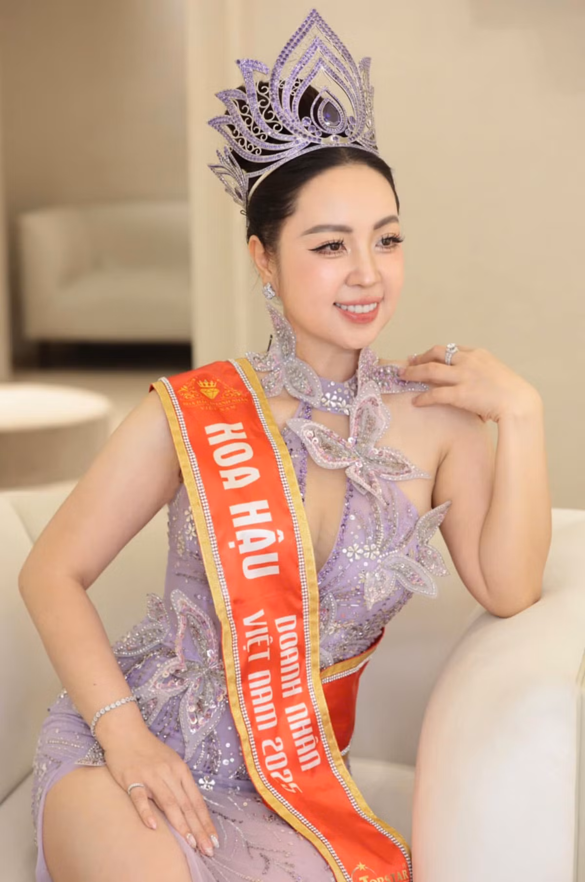 Bộ ảnh toát lên nét đẹp phúc hậu, quý phái của nàng hậu.