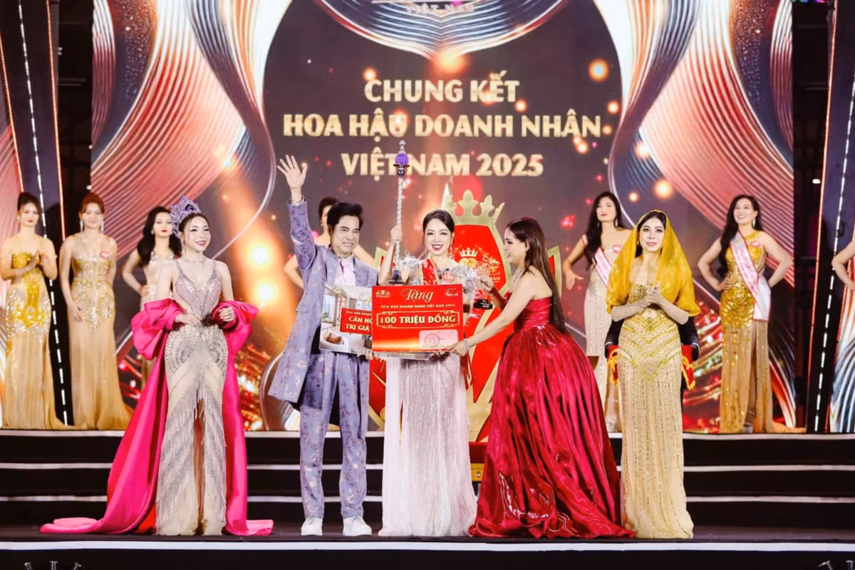 Với chiến thắng tại cuộc thi, tân Hoa hậu Doanh nhân Việt Nam 2025 nhận giải thưởng gồm 100 triệu tiền mặt, vương miện giá trị 1,5 tỷ đồng, quyền trượng, cúp, ghế, dải băng sash. Đặc biệt, tân Hoa hậu Doanh nhân Việt Nam 2025 - Miss Vietnam Business 2025 còn được trao tặng căn hộ có giá trị 2 tỷ đồng. Như vậy, tổng giá trị giải thưởng dành cho chủ nhân của ngôi vị cao quý nhất Hoa hậu Doanh nhân Việt Nam 2025 ước tính gần 4 tỷ đồng.