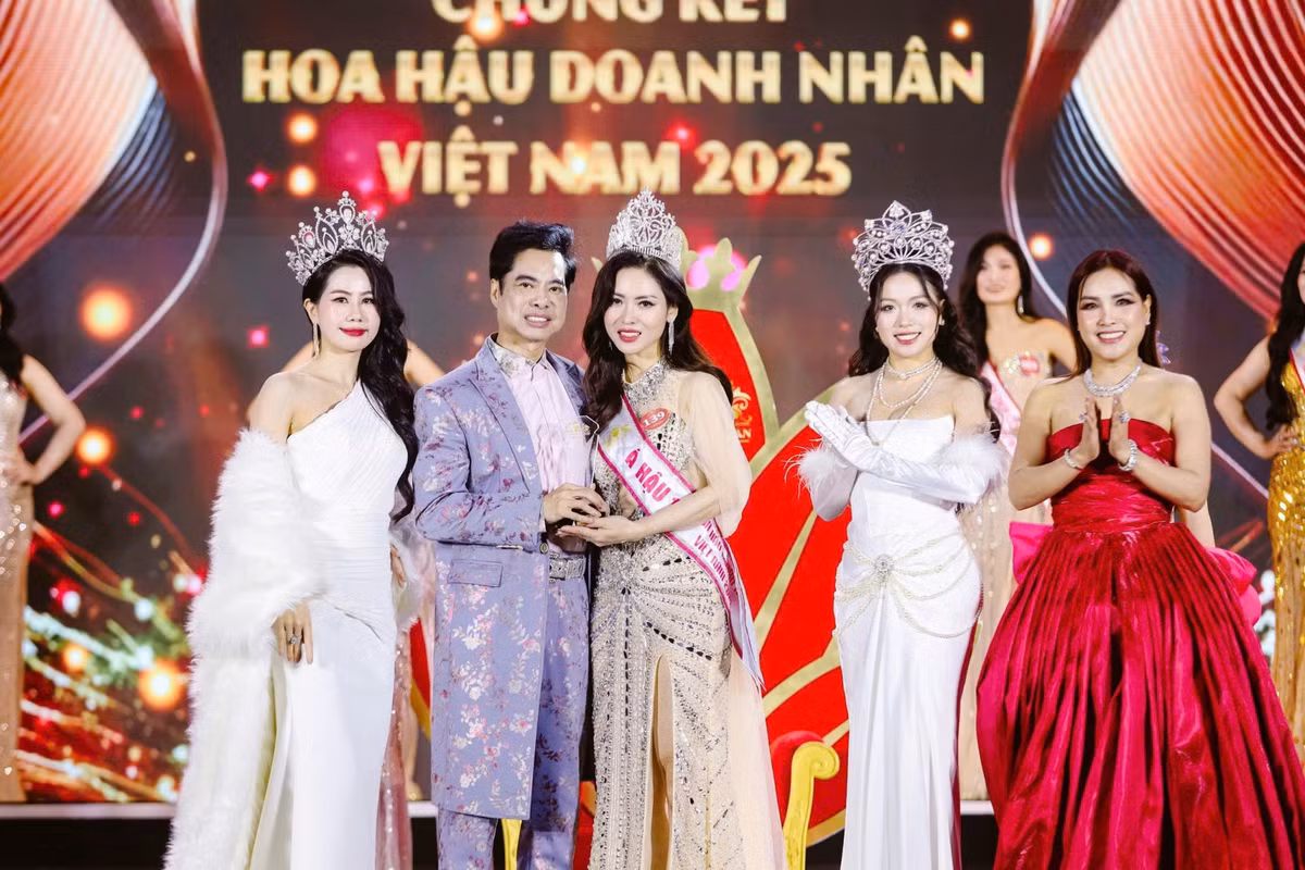 Bên cạnh đó, cô còn nhận thêm giải thưởng phụ “Người đẹp có gương mặt khả ái”.