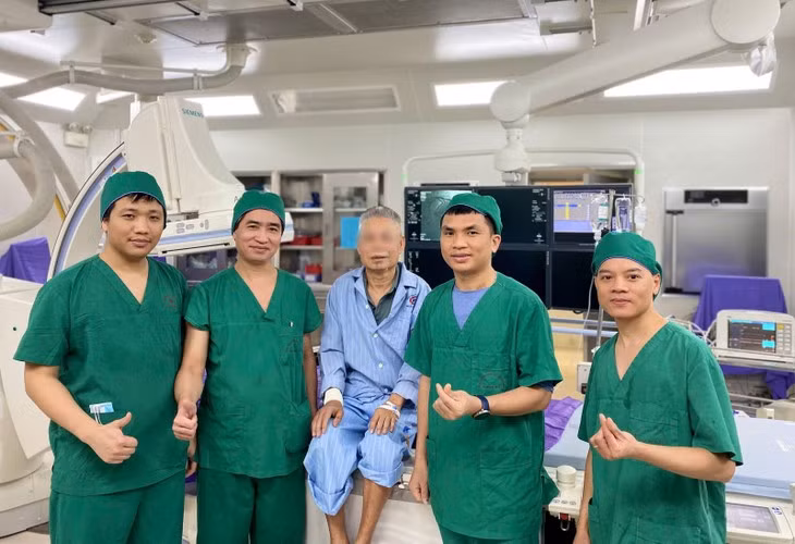 Liên tiếp cấp cứu 3 bệnh nhân đột ngột ngừng tim Lien tiep cap cuu 3 benh nhan dot ngot ngung tim