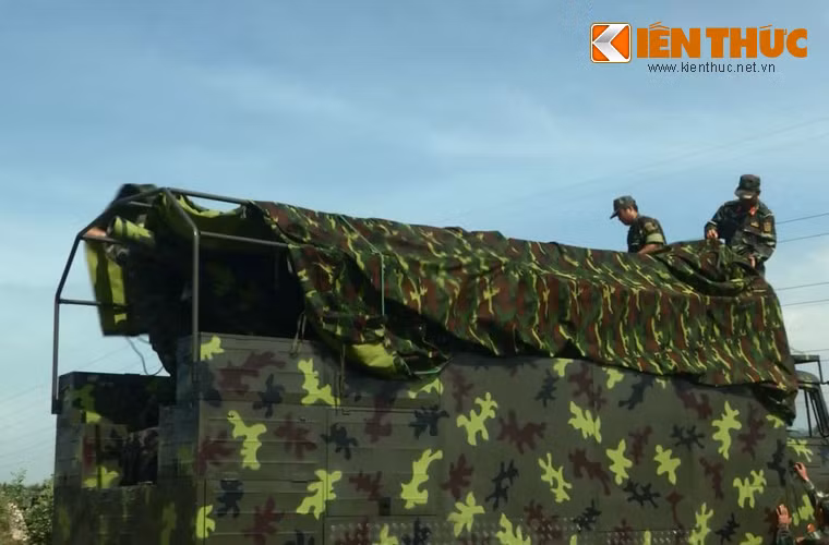 Khi hành quân, kíp chiến đấu có thể nhanh chóng ngụy trang pháo tự hành thành một xe vận tải thông thường trong chốc lát.