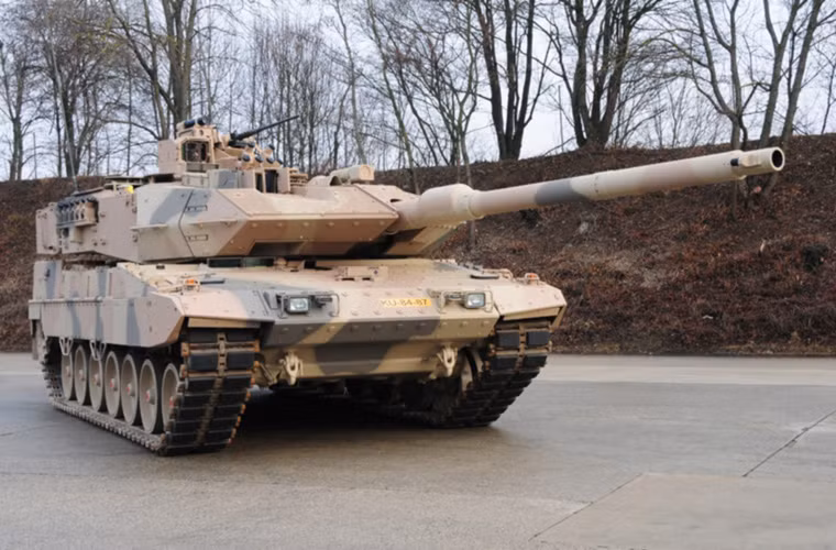 Leopard 2A7 được coi là phiên bản hiện đại nhất hiện nay của dòng xe tăng Leopard 2 do Đức sản xuất. Leopard 2A7 được thiết kế để hoạt động trong các cuộc xung đột cường độ thấp cũng như trong các cuộc xung đột cường độ cao. Bảo vệ của xe tăng đã được tăng giáp, bảo vệ phía trước đã được cải thiện với một bộ đấu trên mặt trước tháp pháo và thân, trong khi hệ thống bảo vệ quay 360° bảo vệ chống lại các RPG và bảo vệ mìn tăng khả năng sống sót của xe tăng trong các hoạt động đô thị. Nguồn ảnh: Wikipedia
