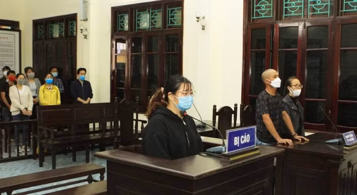  Cô gái nhét giẻ vào miệng bé trai lĩnh án 21 tháng tù: Chiều 10/11/2021, TAND TP Thái Bình (tỉnh Thái Bình) mở phiên tòa hình sự sơ thẩm xét xử bị cáo Lê Thị Lành (tên gọi khác là Lý, SN 2002, thường trú tại xã Vũ Lăng, Tiền Hải, Thái Bình) tội "Hành hạ người khác" do nhét giẻ vào miệng bé trai 11 tháng tuổi. Kết thúc phiên xét xử, TAND TP Thái Bình tuyên phạt bị cáo Lê Thị Lành 1 năm 9 tháng tù giam. 