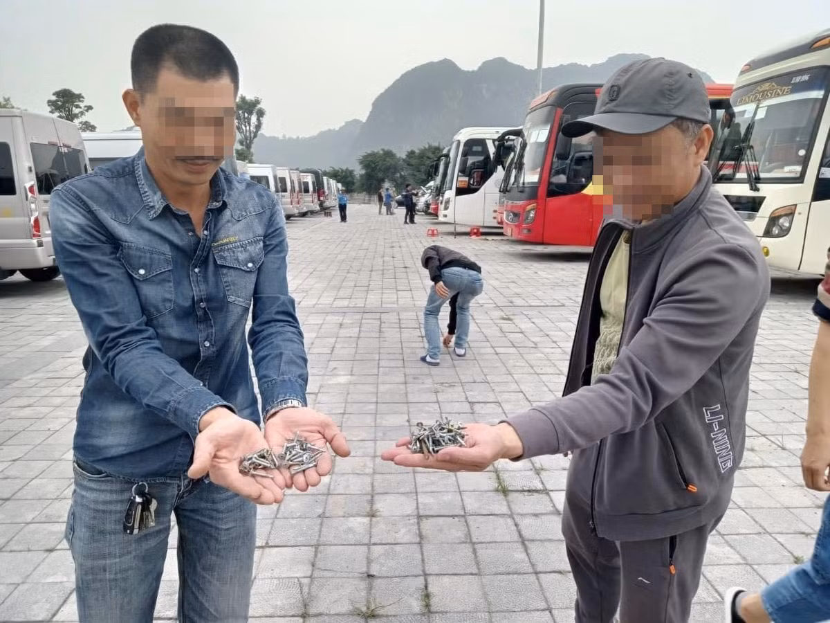 Theo phản ánh của độc giả, thời gian qua tại khuôn viên chùa Tam Chúc, thị trấn Ba Sao, huyện Kim Bảng, tỉnh Hà Nam xuất hiện nhan nhản đinh nhọn, vật bằng kim loại sắc nhọn... tiềm ẩn nguy cơ tai nạn cho du khách và phương tiện. 