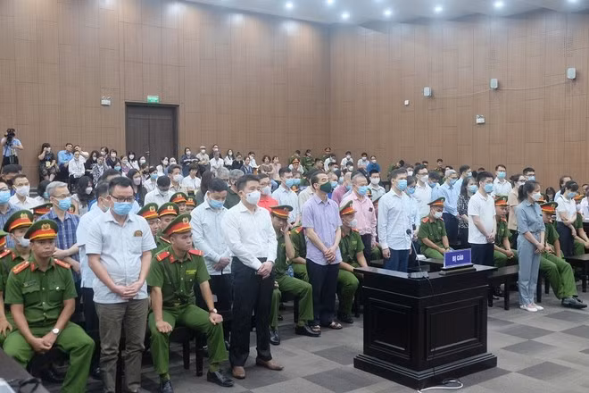 Bị cáo Vũ Hồng Quang khóc khi nói "tới tuổi già, bố mẹ bị cáo phải chịu cảnh kẻ đầu bạc đưa cơm cho đầu xanh''.