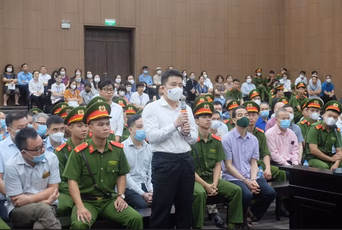 "Trót đà gây việc chông gai...": Bị cáo Trần Văn Tân, cựu Phó Chủ tịch UBND tỉnh Quảng Nam khi nói lời sau cùng đã mượn 2 câu thơ của vua Trần Nhân Tông để nói về gia đình: "Vườn xưa vắng mặt người chăm sóc/ Lý trắng đào hồng tự nở hoa" và cho biết, bị cáo chỉ tiếc duy nhất một điều là đã nhận quà cảm ơn bằng tiền của một vị đại diện doanh nghiệp. "Tôi sẵn sàng chấp nhận tất cả những gì xảy ra với mình trong giây phút này, đó là sự trả nghiệp hoàn hảo nhất. Tôi sẽ chấp hành hình phạt thật tốt để sớm về với Quảng Nam yêu thương, trở về với vợ con", bị cáo Tân nói. 