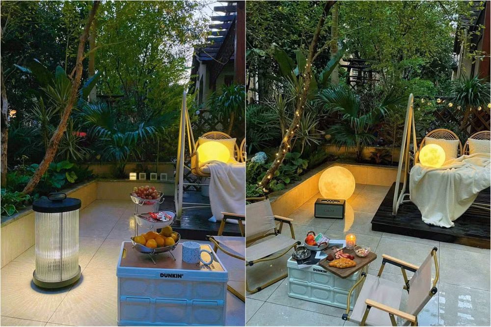 Một yếu tố cũng giúp tạo ra bầu không khí thoải mái trong khu vườn xanh mát này là nhờ vào hệ thống đèn chiếu sáng. Tất cả đèn trong vườn được chị An lựa chọn loại sử dụng năng lượng mặt trời, tiết kiệm điện. Khi màn đêm buông xuống, những ánh đèn bật sáng khiến không gian trong vườn trông lãng mạn hơn rất nhiều. 
