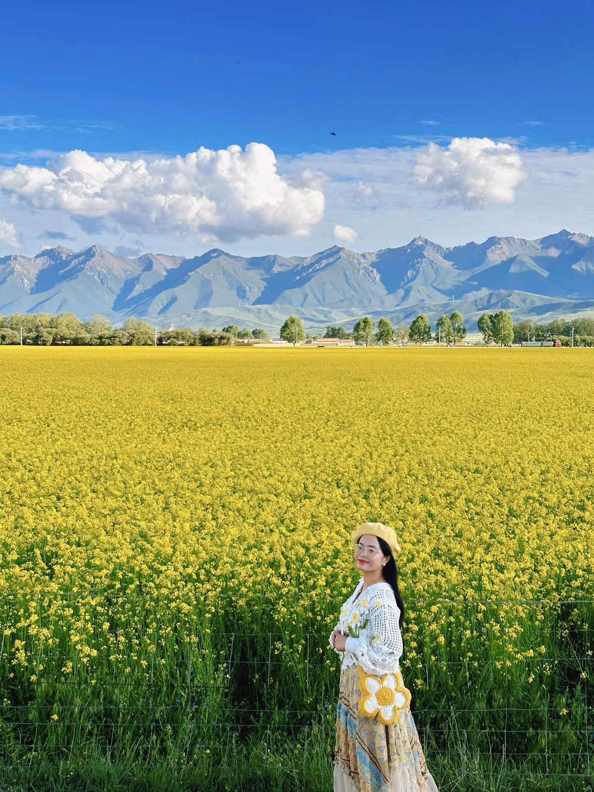 Phương Mai, cô gái 9X đã đến 24 quốc gia và vùng lãnh thổ. Lần này, Mai đến Thanh Hải du lịch để chiêm ngưỡng cảnh sắc tuyệt đẹp của cánh đồng hoa cải vàng nở rộ vào mùa hạ. Ðây là lần thứ 2 Phương Mai tới Thanh Hải. Lần thứ nhất cô tới Tây Ninh, Thanh Hải trong 1 ngày nên chưa có thời gian khám phá vùng đất thú vị này. Thế nên chuyến đi lần này, cô gái trẻ quyết định đi kỹ hơn những địa điểm du lịch, những huyện nhỏ của Thanh Hải.