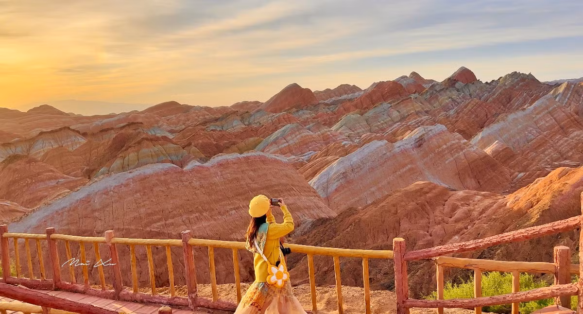 Phương Mai dành thời gian ghé thăm dãy núi cầu vồng nằm trong Công viên địa chất Trương Dịch Đan Hà ở tỉnh Cam Túc, Trung Quốc. Với địa hình độc đáo, nơi đây luôn nằm trong top thắng cảnh Trung Quốc và được UNESCO công nhận là di sản thế giới vào năm 2009.