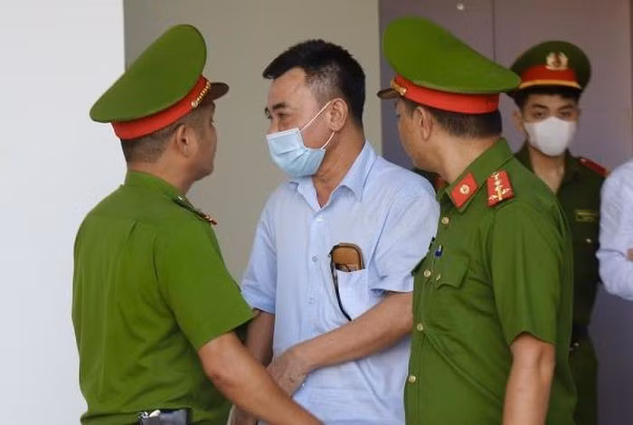  “Vì thương người, tin người nên mới thế này”: Cựu Phó Giám đốc Công an TP Hà Nội Nguyễn Anh Tuấn bị cáo buộc môi giới hối lộ 2,65 triệu USD để chạy án cho Lê Hồng Sơn và Nguyễn Thị Thanh Hằng, Công ty Blue Sky nói rằng: “Bị cáo rất ân hận về những hành vi của mình. Bị cáo có quá trình công tác 44 năm, cũng từng trực tiếp là Thủ trưởng cơ quan điều tra mà lại mắc sai lầm. Vì thương người và quá tin người nên bị cáo vô tình môi giới cho hoạt động hối lộ. Bị cáo rất ân hận. Nay tuổi bị cáo đã cao, 62 tuổi rồi và lại từng bị bệnh hiểm nghèo ung thư thực quản. Mong HĐXX xem xét để cho hưởng khoan hồng.