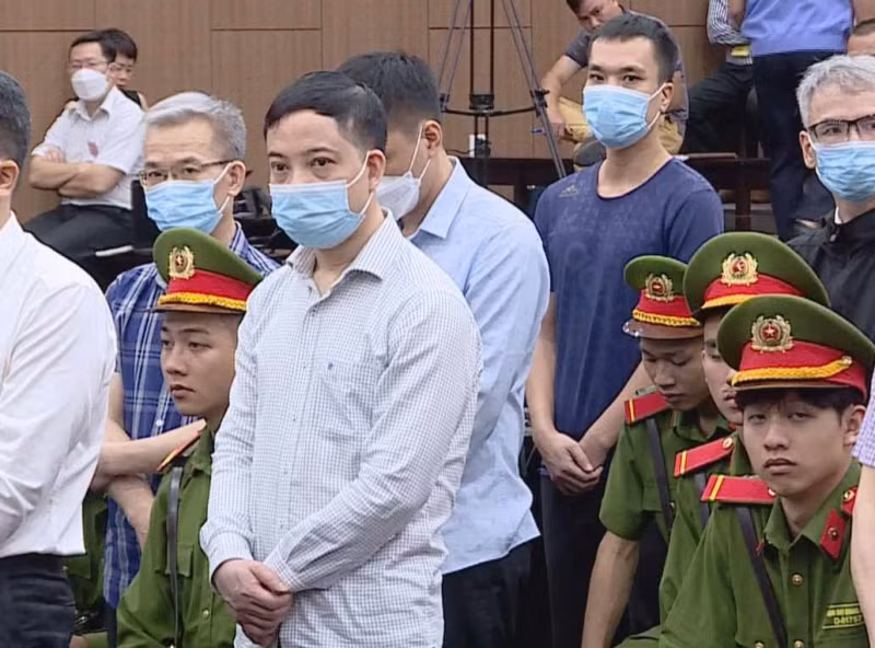  “Bị cáo nhận được tiền đem về nhà, vợ chỉ biết cầm cất đi”: Phạm Trung Kiên, cựu Thư ký Thứ trưởng Bộ Y tế, người nhận hối lộ nhiều nhất trong vụ án, lên tới 253 lần, với tổng cộng 42,6 tỷ đồng đã khai: “Sau khi thỏa thuận về số tiền cụ thể, bị cáo cung cấp số tài khoản của mẹ vợ bị cáo để các doanh nghiệp chuyển tiền vào đó. Đối với tiền mặt, bị cáo mang về nhà, vợ bị cáo chỉ biết cầm cất đi, không rõ nguồn tiền từ đâu, không biết tiền gì”. Trước đó, Kiên cũng khẳng định không đưa cho ai, không bị ai tác động đến lời khai của mình.