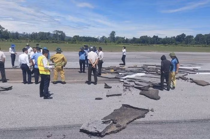 Đường băng sân bay Vinh bị bong tróc: Có xem xét trách nhiệm? Duong bang san bay Vinh bi bong troc: Co xem xet trach nhiem?