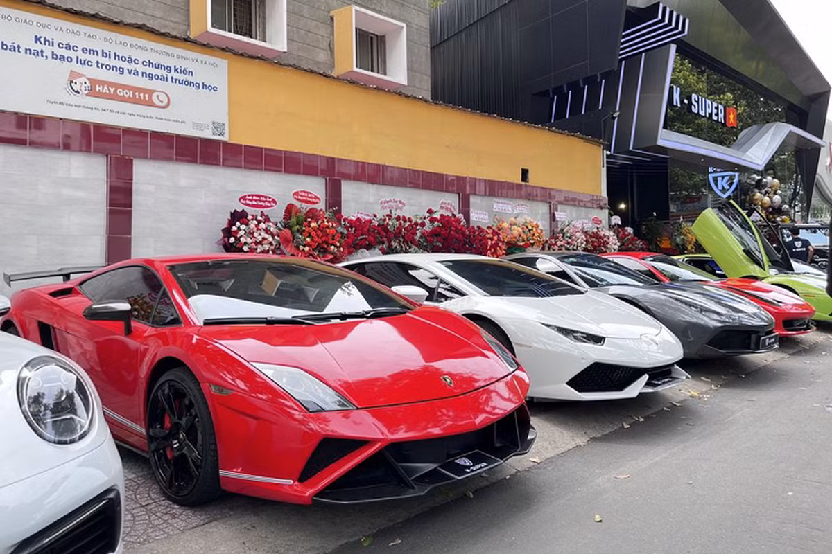 Thời gian qua, Khanh Super thường xuyên đăng tải lên mạng xã hội hình ảnh chụp cùng những mẫu xe đắt đỏ như Rolls-Royce, McLaren, Lamborghini, Ferrari, Porsche, G63... để thỏa mãn sở thích cá nhân và phục vụ cho công việc "buôn" siêu xe.