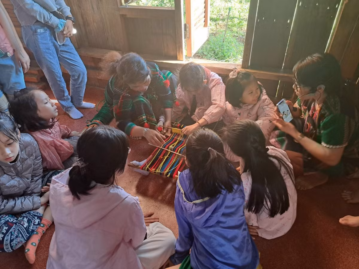 Buổi tối, thích hợp để tổ chức giao lưu văn hóa, văn nghệ qua các điệu múa sạp, múa dân tộc, cồng chiêng, dệt thổ cẩm và thưởng thức những món ăn độc đáo của đồng bào S’tiêng. 