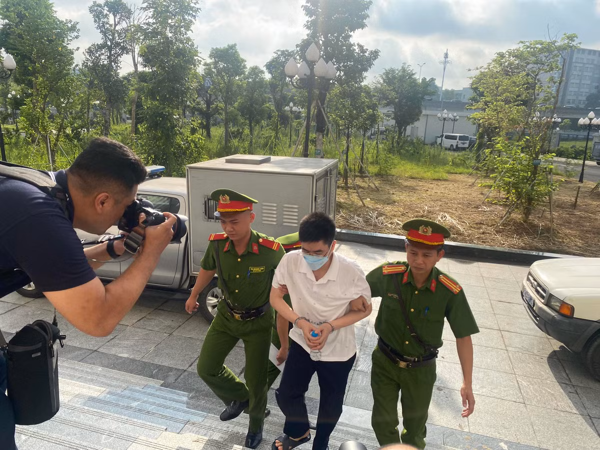 Nhóm 21 bị cáo bị cáo buộc nhận hối lộ đều là các cựu cán bộ cao cấp của Văn phòng Chính phủ, Bộ Ngoại giao, Bộ Y tế, Bộ Giao thông Vận tải, Bộ Công an, UBND TP Hà Nội và UBND tỉnh Quảng Nam. Các bị cáo bị xác định nhận hối lộ hơn 500 lượt, tổng cộng 165 tỷ đồng. Vụ án được xét xử sau 18 tháng kể từ khi những bị can đầu tiên là nhóm cán bộ thuộc Cục Lãnh sự - Bộ Ngoại giao bị bắt ngày 28/1/2022. 