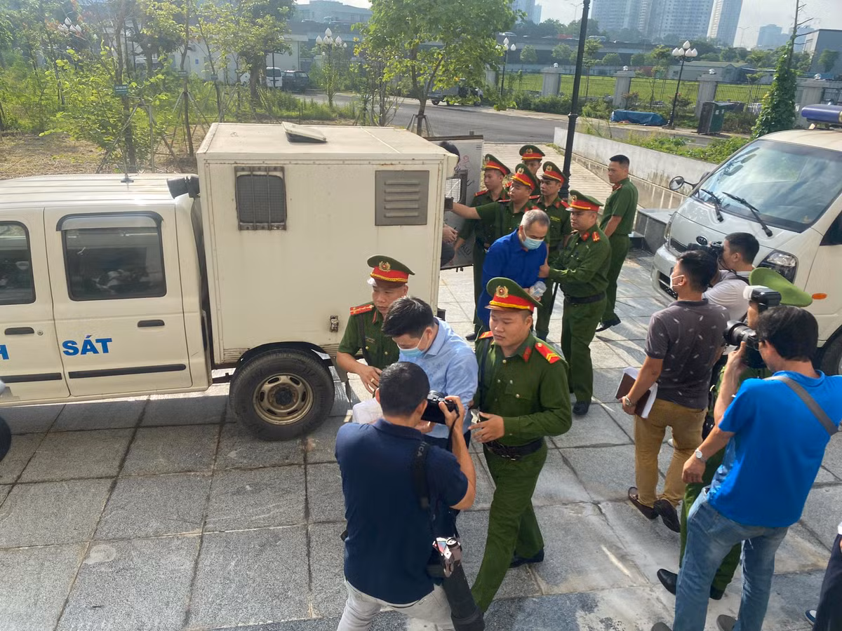 HĐXX gồm 5 người do thẩm phán Vũ Quang Huy làm chủ tọa. Thực hành quyền công tố và kiểm sát xét xử có 9 kiểm sát viên. Ngoài 54 bị cáo, tòa án cũng triệu tập 46 người và 16 công ty với tư cách người có quyền lợi nghĩa vụ liên quan. Đáng chú ý, có đến 105 luật sư tham gia bào chữa cho 54 bị cáo và được xem là con số kỷ lục tại một phiên tòa do TAND TP Hà Nội xét xử. 