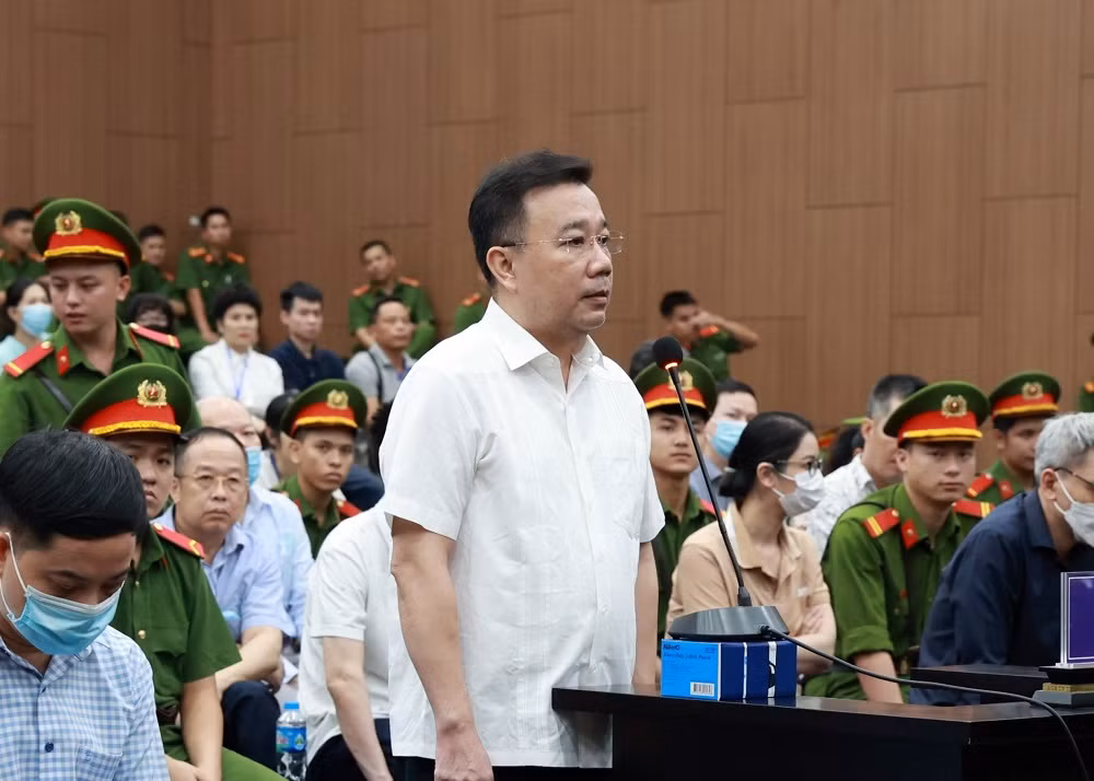 ''Những ngày vừa qua là những ngày đau khổ nhất cuộc đời'': Cựu Phó Chủ tịch Hà Nội Chử Xuân Dũng nói lời sau cùng và cho biết bị cáo đã sai lầm nghiêm trọng, làm sụp đổ quá trình hơn 28 năm công tác, bị cáo xin ăn năn hối cải.