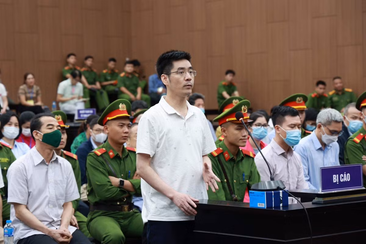 "Sẵn sàng đánh đổi tính mạng để tìm lại sự trong sạch": cựu điều tra viên Hoàng Văn Hưng nói lời sau cùng tiếp tục khẳng định "bị truy tố oan". “Bị cáo luôn luôn tin tưởng rằng với kinh nghiệm xử án, bản lĩnh của những người cầm cân nảy mực, tin tưởng rằng hội đồng xét xử sẽ có cái nhìn thấu đáo nhất, có phân tích thận trọng đầy đủ, khách quan, toàn diện vụ việc, trên cơ sở đó đưa ra phán quyết chính xác nhất, đúng quy định pháp luật nhất, đảm bảo tránh oan sai cho bị cáo", Hoàng Văn Hưng nói lời sau cùng. 