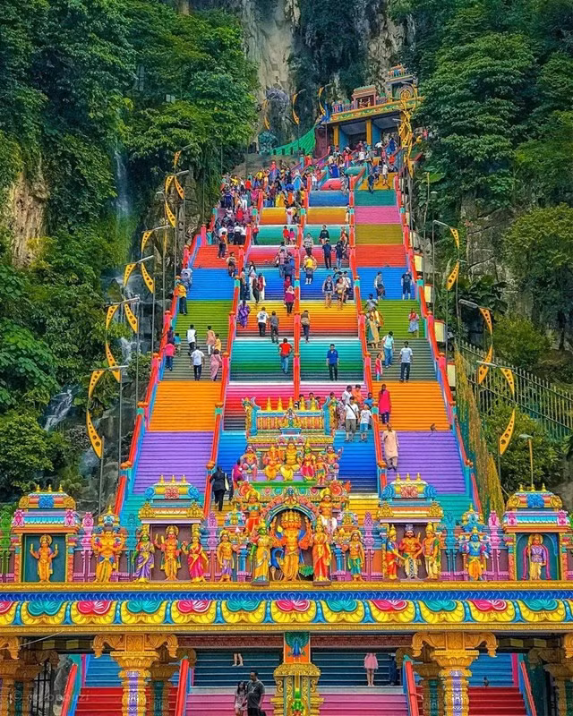 "Check-in" những hang đền bí ẩn trong động Batu Những bậc thang cầu vồng ở Batu