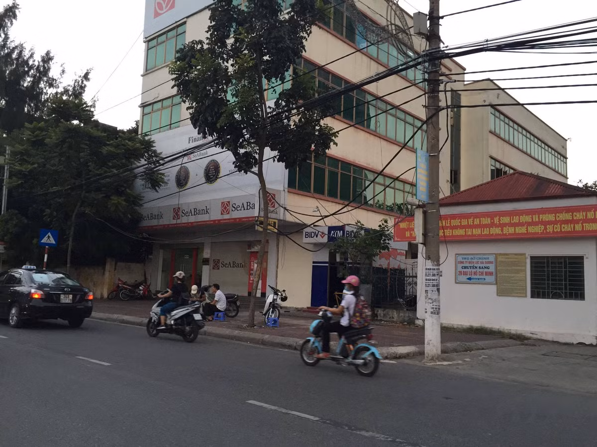 Đến nay một số đơn vị vẫn đang thuê trụ sở Điện lực Hải Dương để kinh doanh. Ảnh Hải Ninh.