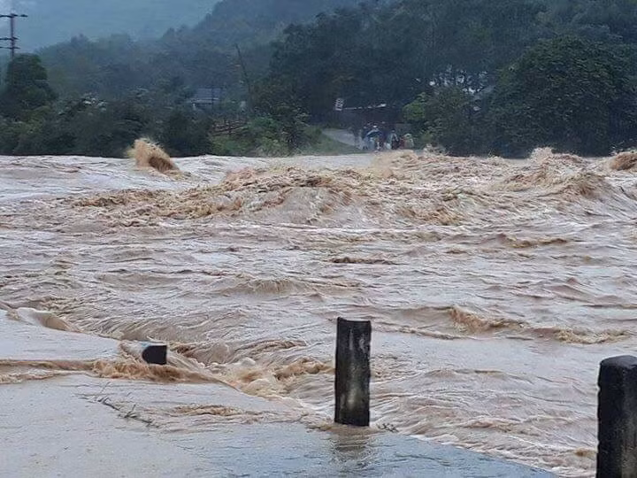 Mưa lũ đang hoành hành tại các tỉnh miền Trung.