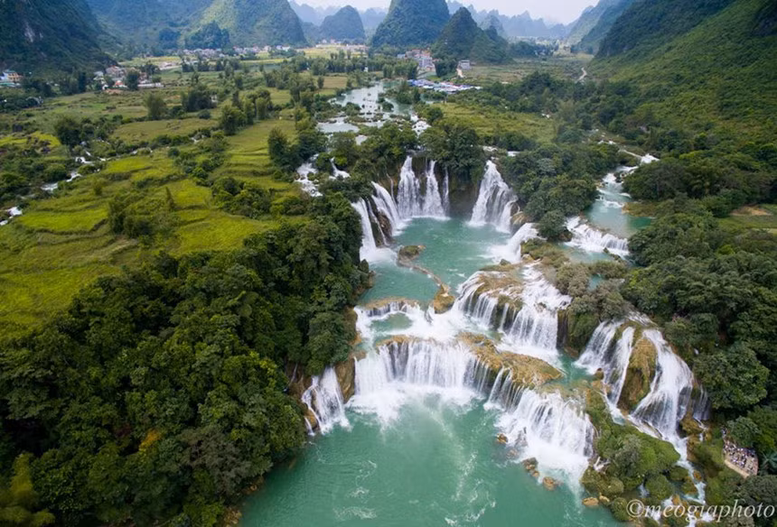 Thác Bản Gốc từ trên cao. Ảnh: meogiapphoto