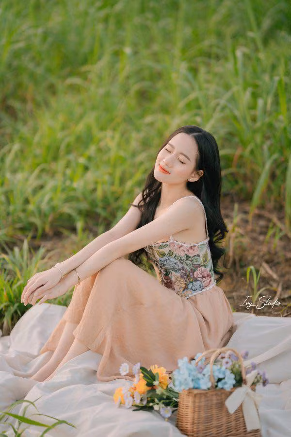 Nhờ sự xinh đẹp thuần khiết mà trang cá nhân của cô luôn có hàng nghìn lượt like qua mỗi bài viết, hơn 50 nghìn người theo dõi. Ảnh: FBNV