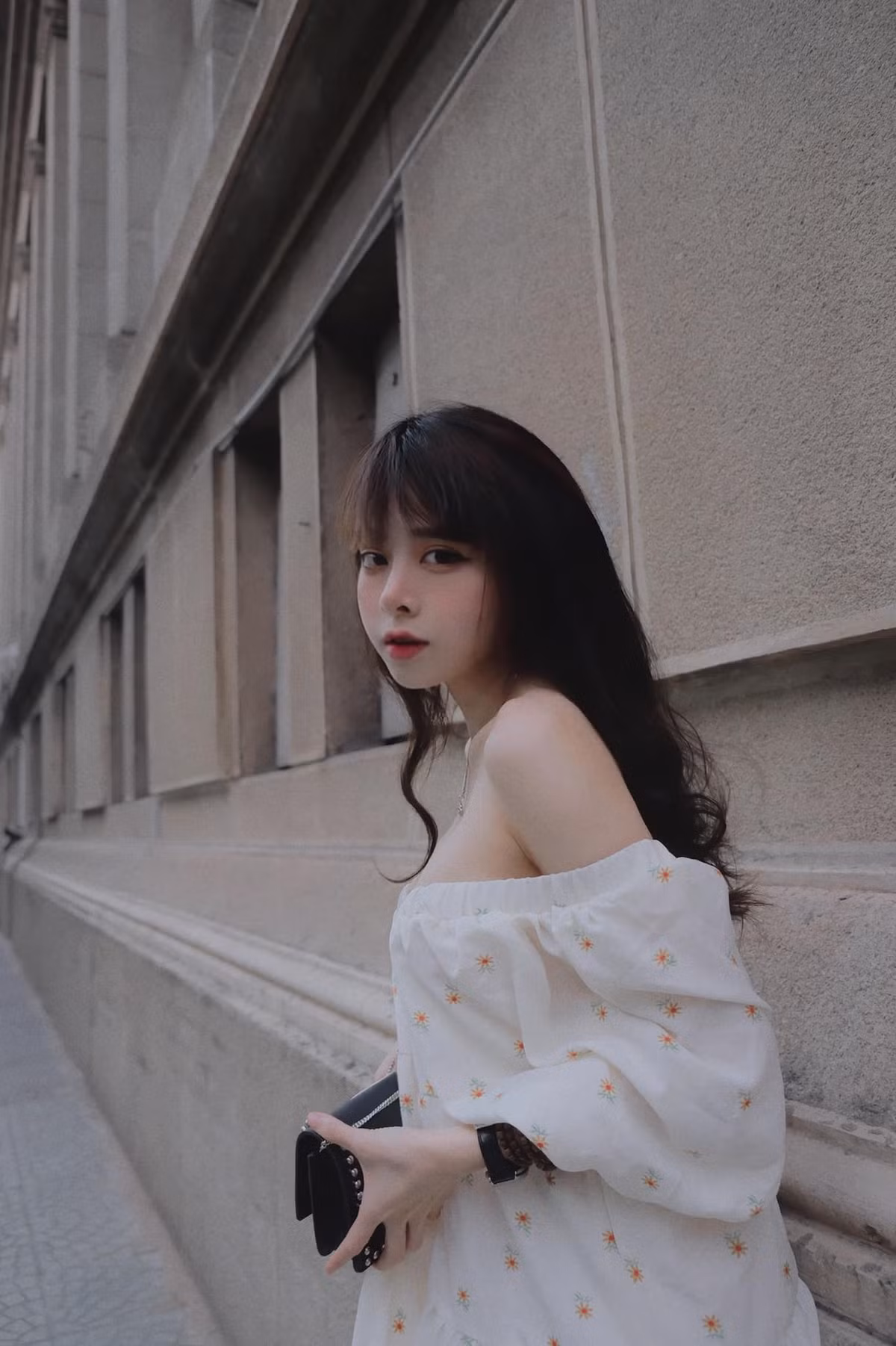 Nhờ sở hữu vòng 3 "khủng" mà Bích Hạnh từng được báo chí Đài Loan ca ngợi là "Cô gái sở hữu vòng eo con kiến, chỉ 21 inch thần kỳ", "Hot girl Việt có vòng 3 quyến rũ",...