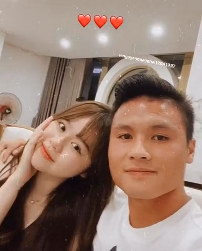 Sau Nhật Lê, Huỳnh Anh chính là cô gái mà Quang Hải công khai yêu trước công chúng. Tuy vậy, chuyện tình cảm của cặp đôi rất chóng vánh. Họ chia tay sau nửa năm công khai tình cảm.